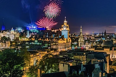 Diego Mariottini / Shutterstock : Fireworks over the sky in Edinburgh, Scotland