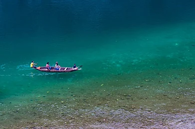 Shutterstock : A boat ride on the Umngot River.