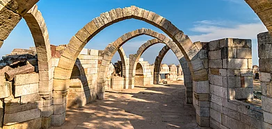 Shutterstock : Saat Kaman (Seven Arches) at Pavagadh Hill, Gujarat