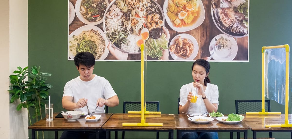 A couple dining while maintaining social distancing 