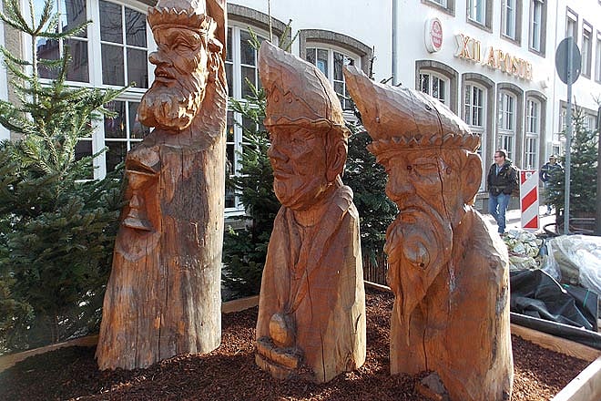 Giant wooden statues carved out of tree trunks for the Cologne Christmas market