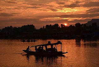 Shutterstock : Sunset serenity on Dal Lake in Srinagar