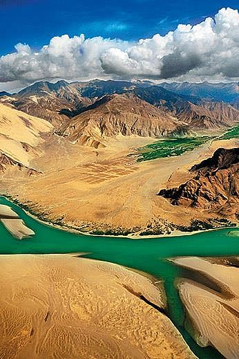 The Brahmaputra (Yarlung Tsangpo) cuts its way through the Tibetan desert
