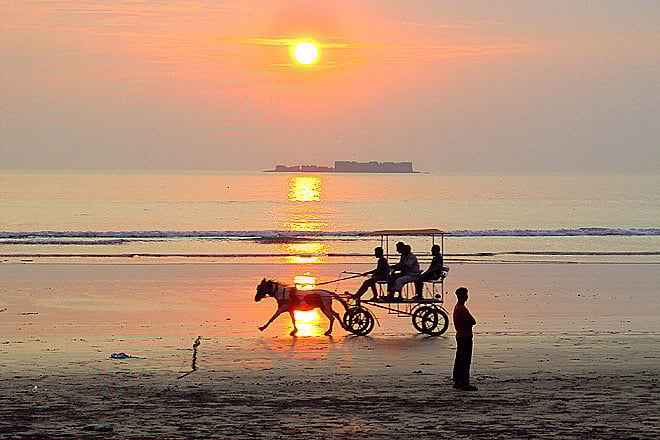 A horse-cart ride to the island fort of Kulaba from Alibag beach