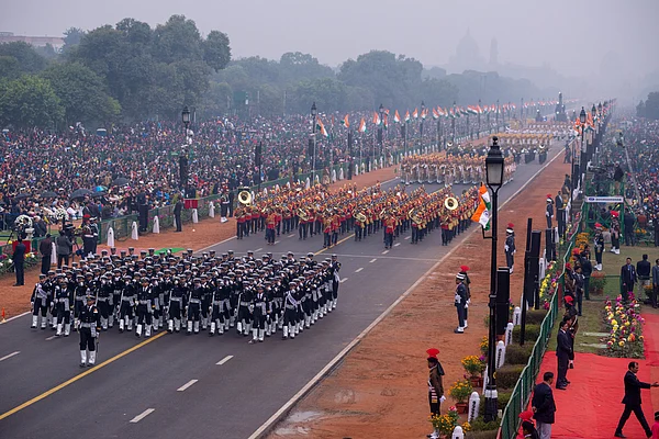Shutterstock/PradeepGaurs : The Republic Day military parade on Kartavya Path, New Delhi.