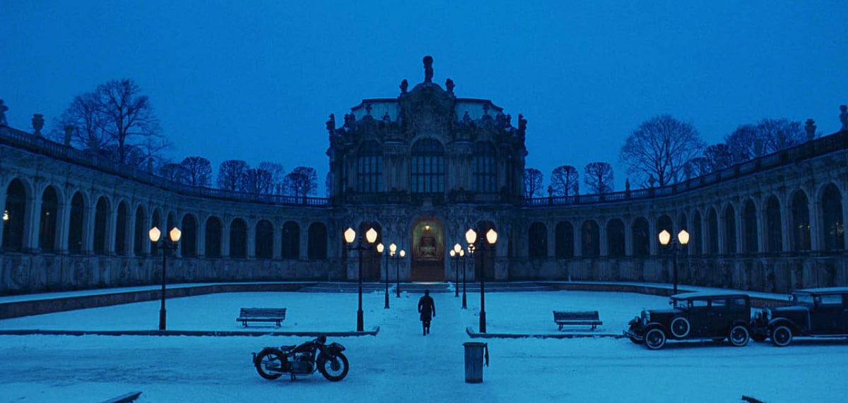 WikiCommons : Willem Dafoes character marches into the Kunstmuseum, in real life Dresdens Zwinger Museum, in The Grand Budapest Hotel