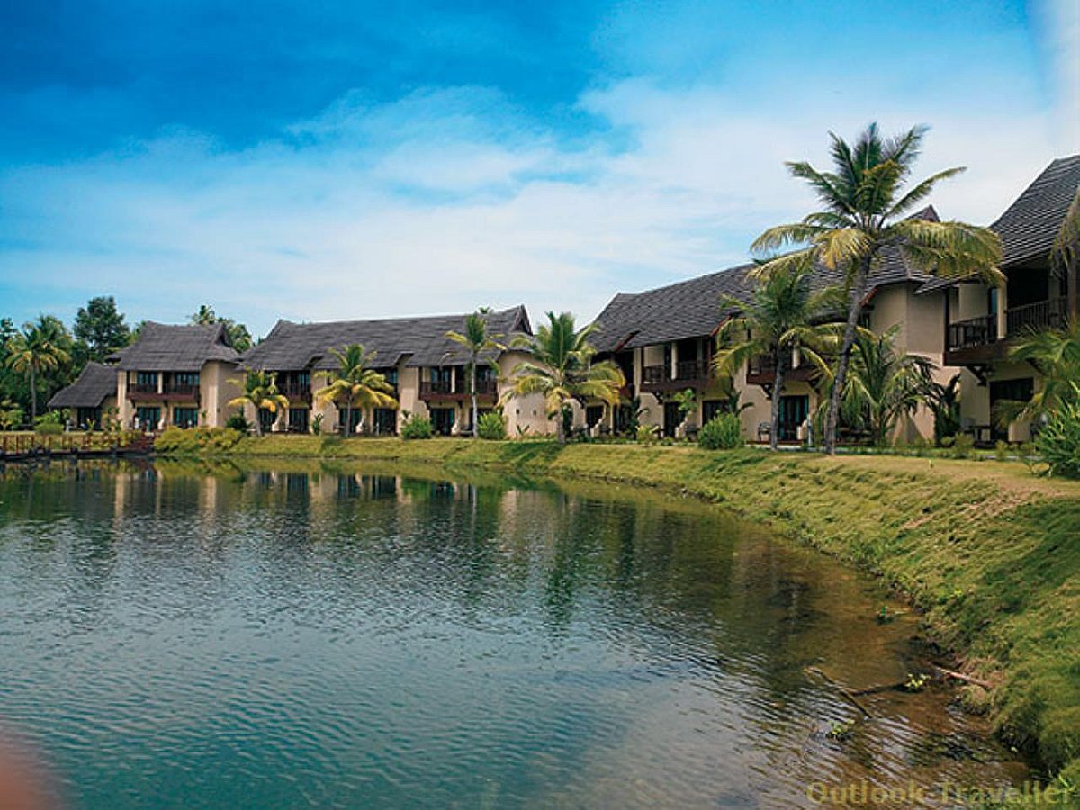 The inviting entrance to The Zuri Kumarakom, all lit up