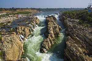 Shutterstock/CRS PHOTO : The Dhuandhar waterfall on the Narmada River, in Jabalpur