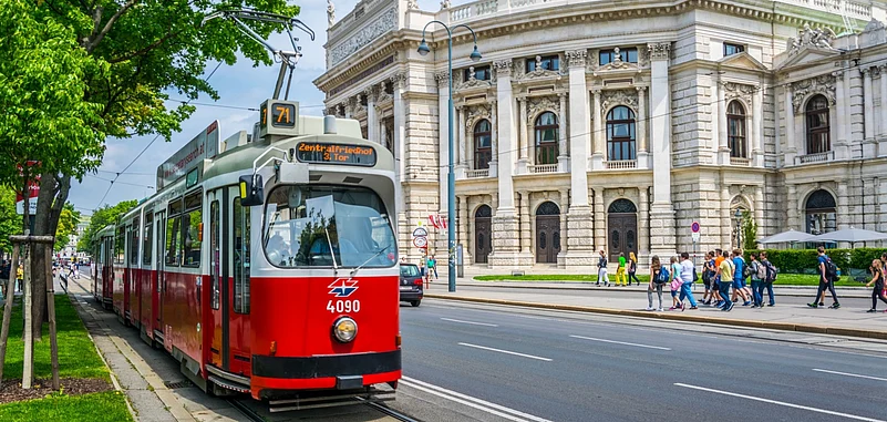 An electric tram along Viennas Ringstrasse