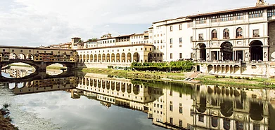 Shutterstock : Vasari Corridor and Uffizi Gallery are mirrored in the river Arno, Florence