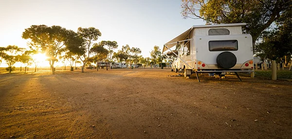 Shutterstock : Unlike the freewheeling “boondocking” style abroad, overnight halts here are generally limited to approved caravan parks
