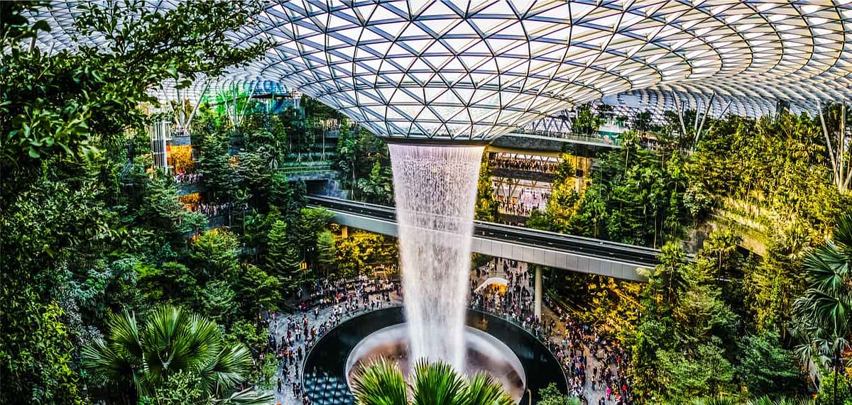 With over 290 retail shops and outlets, the Jewel Changi Airport is an exciting venue at the Sale 