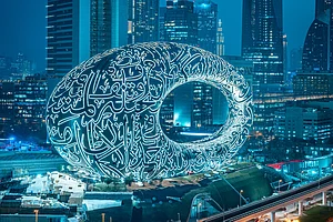 MDXB / Shutterstock : The Museum of the Future at night in Dubai, UAE