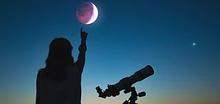 Shutterstock : A lunar eclipse takes place when the Earth moves straight between the sun and the moon