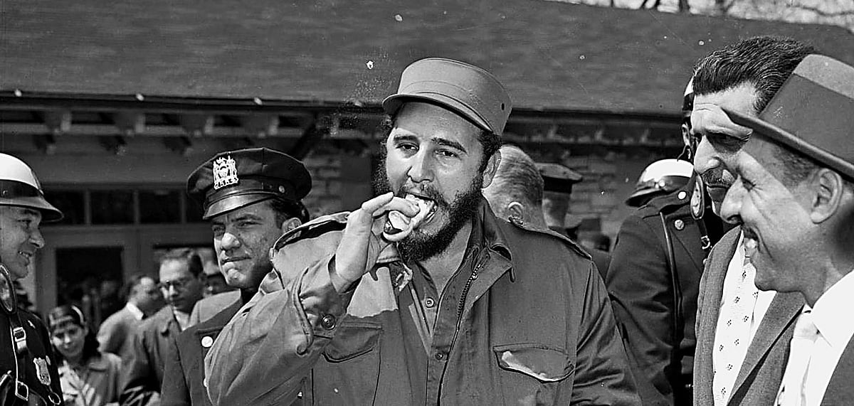 Fidel Castro eating hot dog