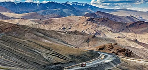 Tanglang La Pass - Himalayan mountain pass on the Leh-Manali highway