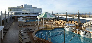 Norwegian Jewel pool deck