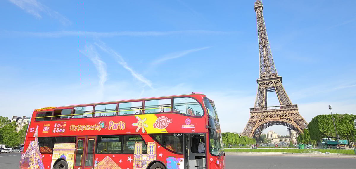  A tour bus in front of the Eiffel tower