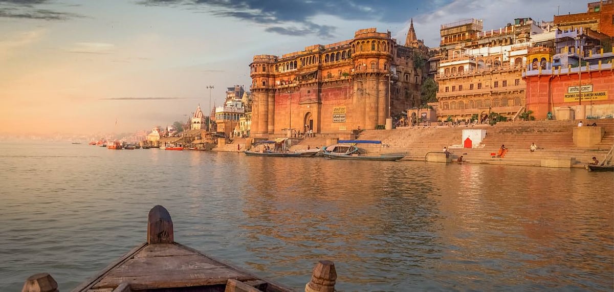 The Varanasi Ganga ghat, Kashi-Vishwanath temple all form a beautiful sight to behold