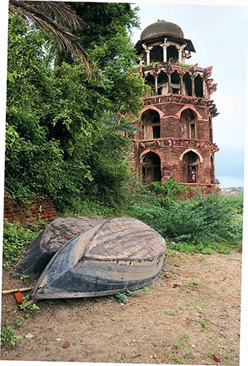 The imposing Battis Khamba