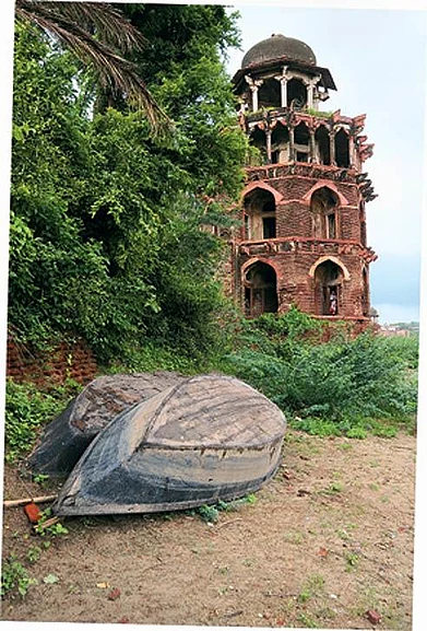 The imposing Battis Khamba