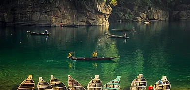 Shutterstock : Fishing on the river in Dawki, Meghalaya