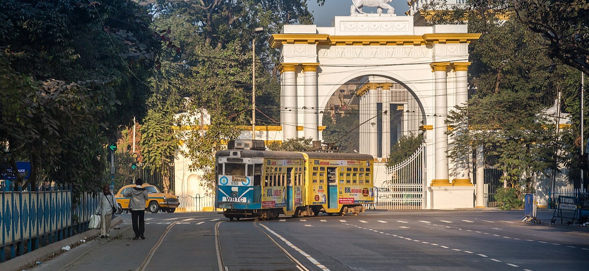  A tram passing in front of the Governor House in Kolkata
