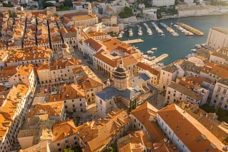 Shutterstock : One of the most striking places to encounter the legacy of the war is the Old Town of Dubrovnik