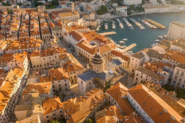Shutterstock : One of the most striking places to encounter the legacy of the war is the Old Town of Dubrovnik