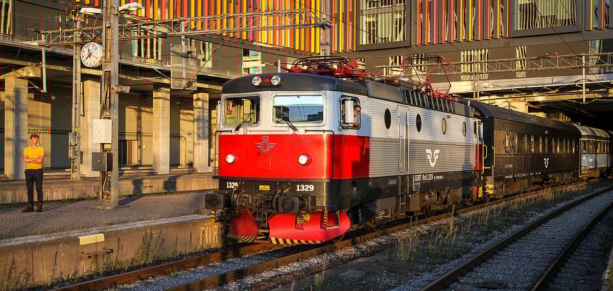 A currently running SJ night train at Stockholm Station