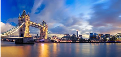 Panorama of Tower Bridge at Sunset in London)