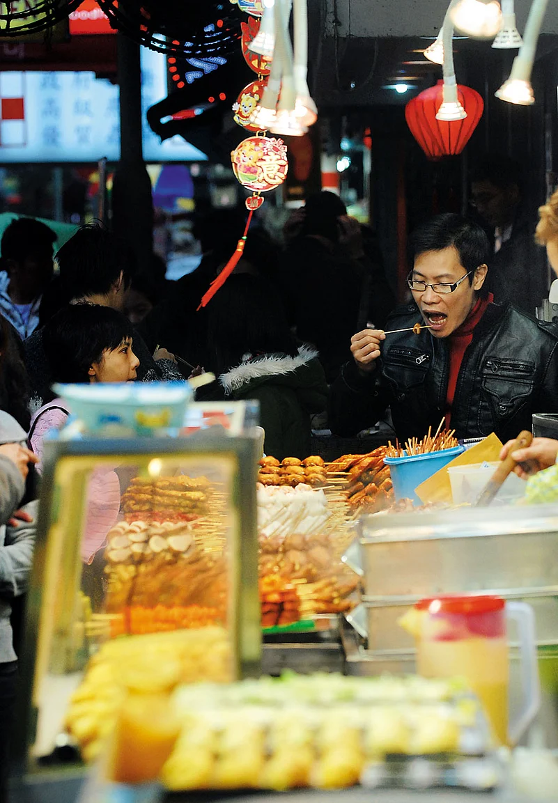 There are over 11,000 dining establishments in Hong Kong