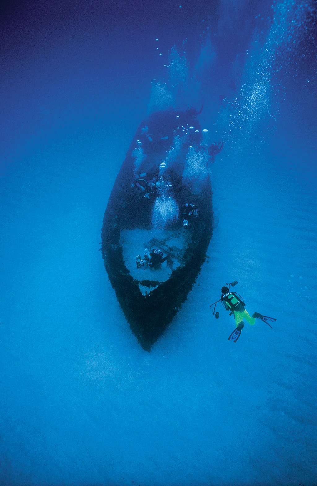 Dive to a ship wreck