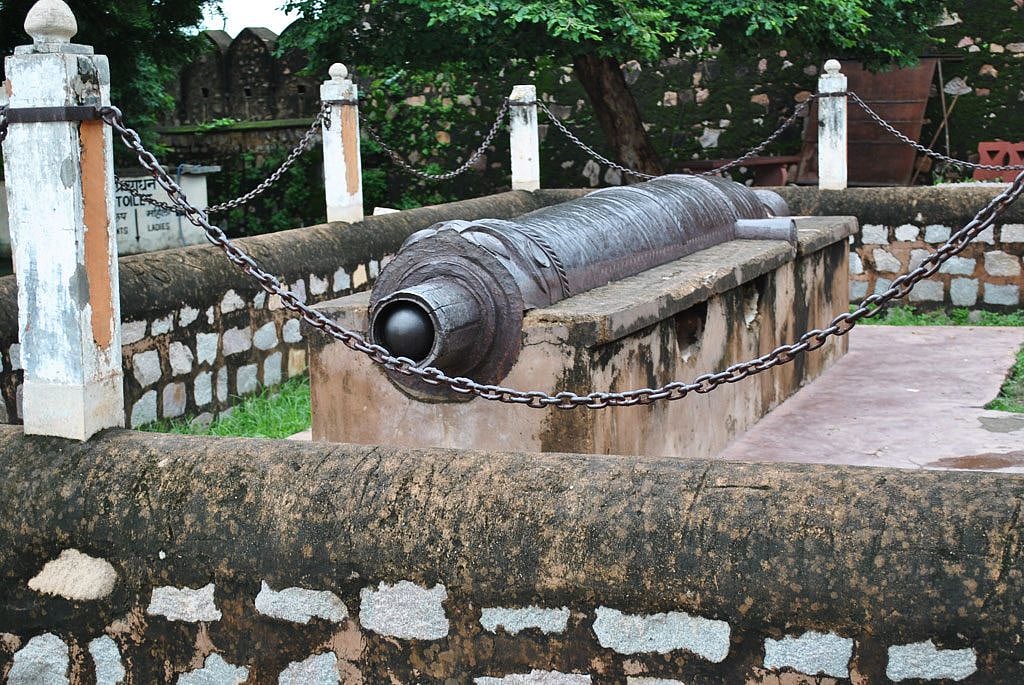 Visit the two famous cannons, Kadak Bijli and Bhawani Shankar at Jhansi Fort