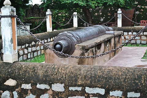 Visit the two famous cannons, Kadak Bijli and Bhawani Shankar at Jhansi Fort