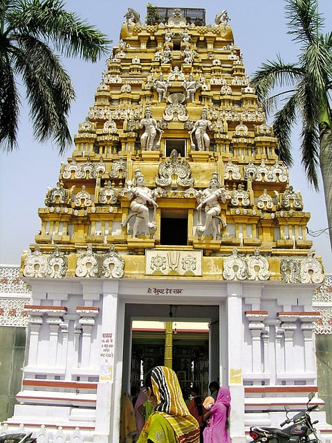 Navlakha temple is influenced by the temple architecture of South India
