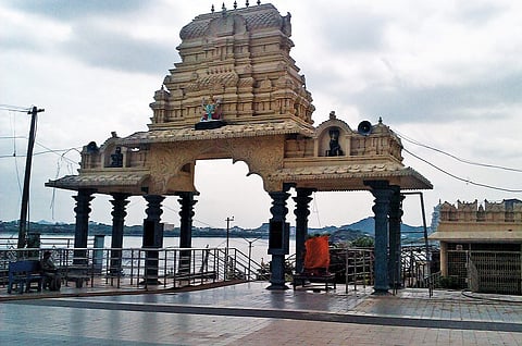 The entrance arch of the Bhadrakali Temple, Warangal, Telangana