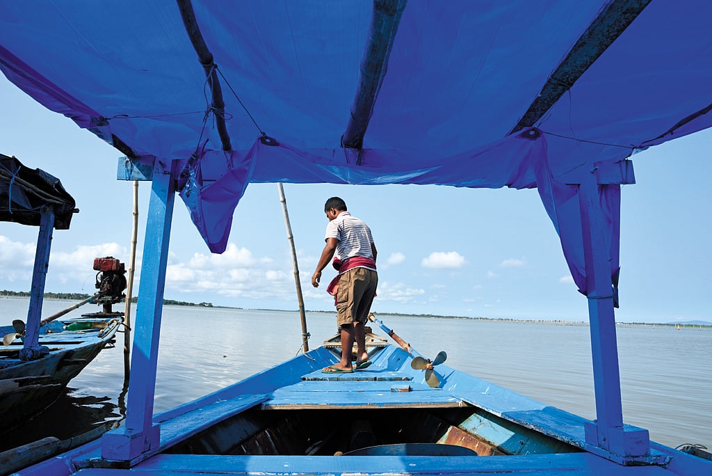 Take a boat into Chilika