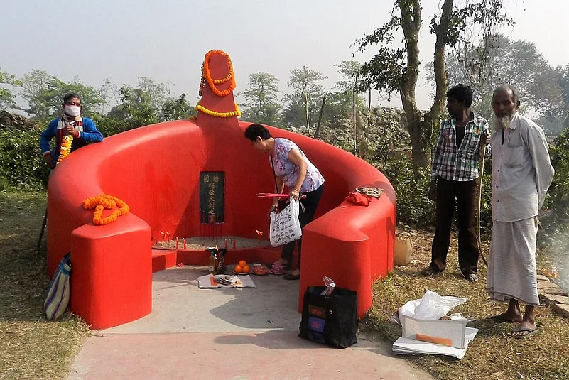 Tony Achews horse-shoe-shaped grave is on the banks of the Hooghly river