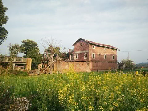 Crumbling mansions in Pragpur