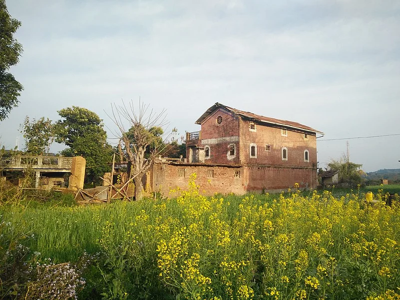 Crumbling mansions in Pragpur
