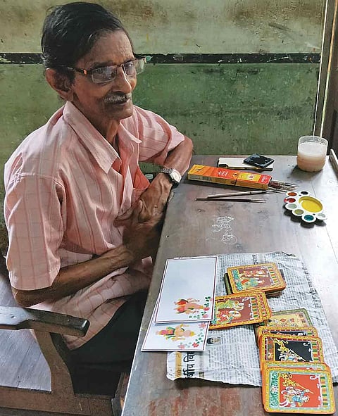 A seasoned Ganjifa artist at Sawantwadi Palace