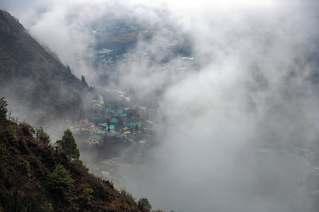 Clouds envelope Lachung