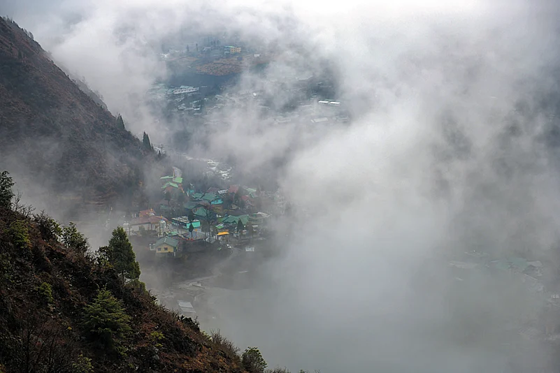 Clouds envelope Lachung