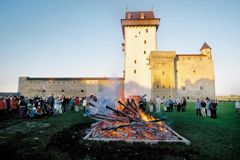 Midsummer celebrations carry on through the day across the city