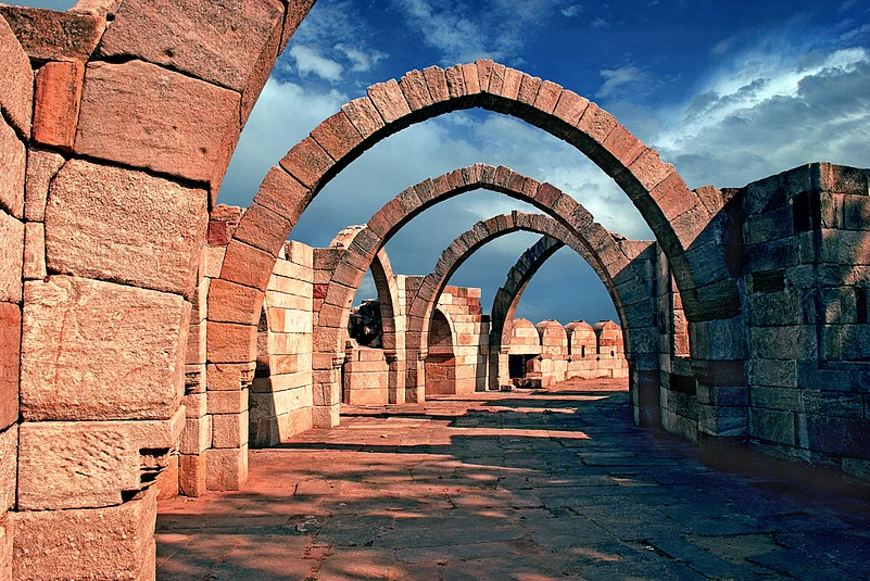 The Saat Kaman (Seven Arches) s a prominent structure situated on the verge of a hill on the southern tip of Champaner