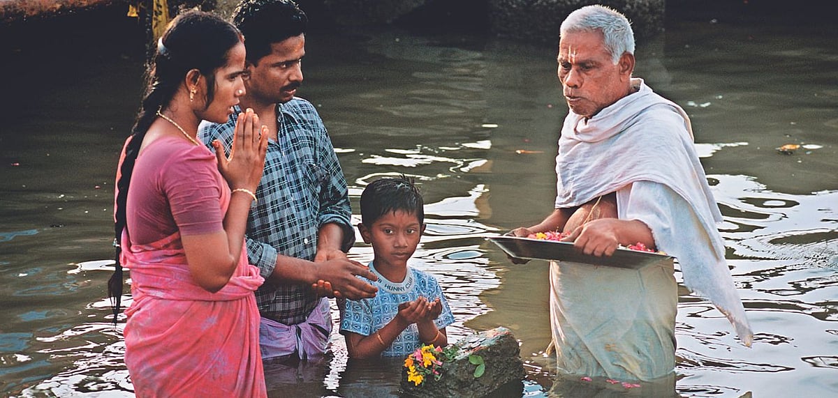 Devotees worshipping Navgraha at Devipattinam