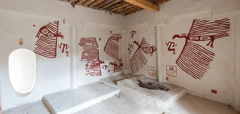 Some of the dwellings still have some remnants of wall paintings