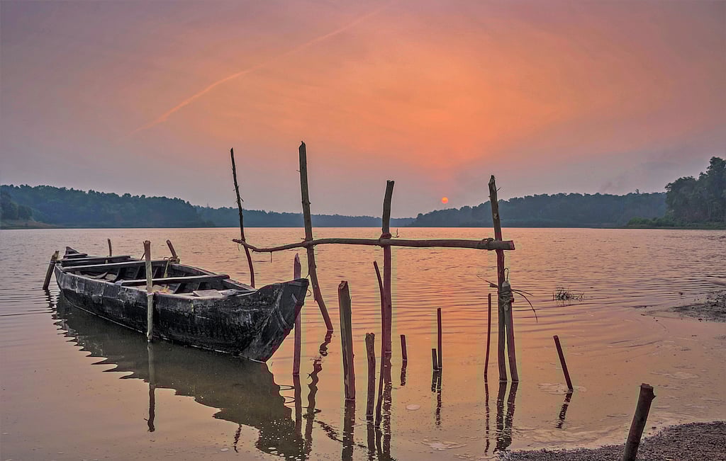 Indulge in serene landscapes surrounding the lake in Kerala