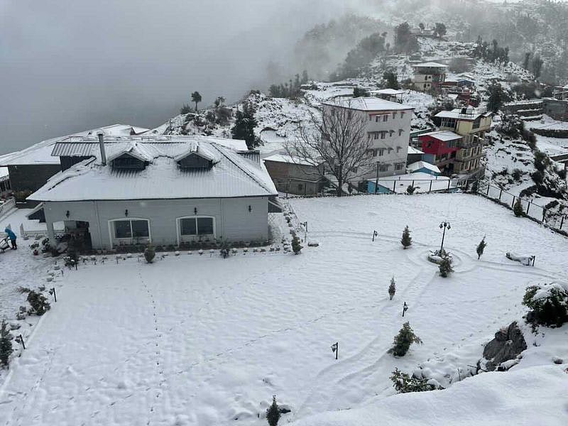 Snow covered homestay in Buranshkhanda